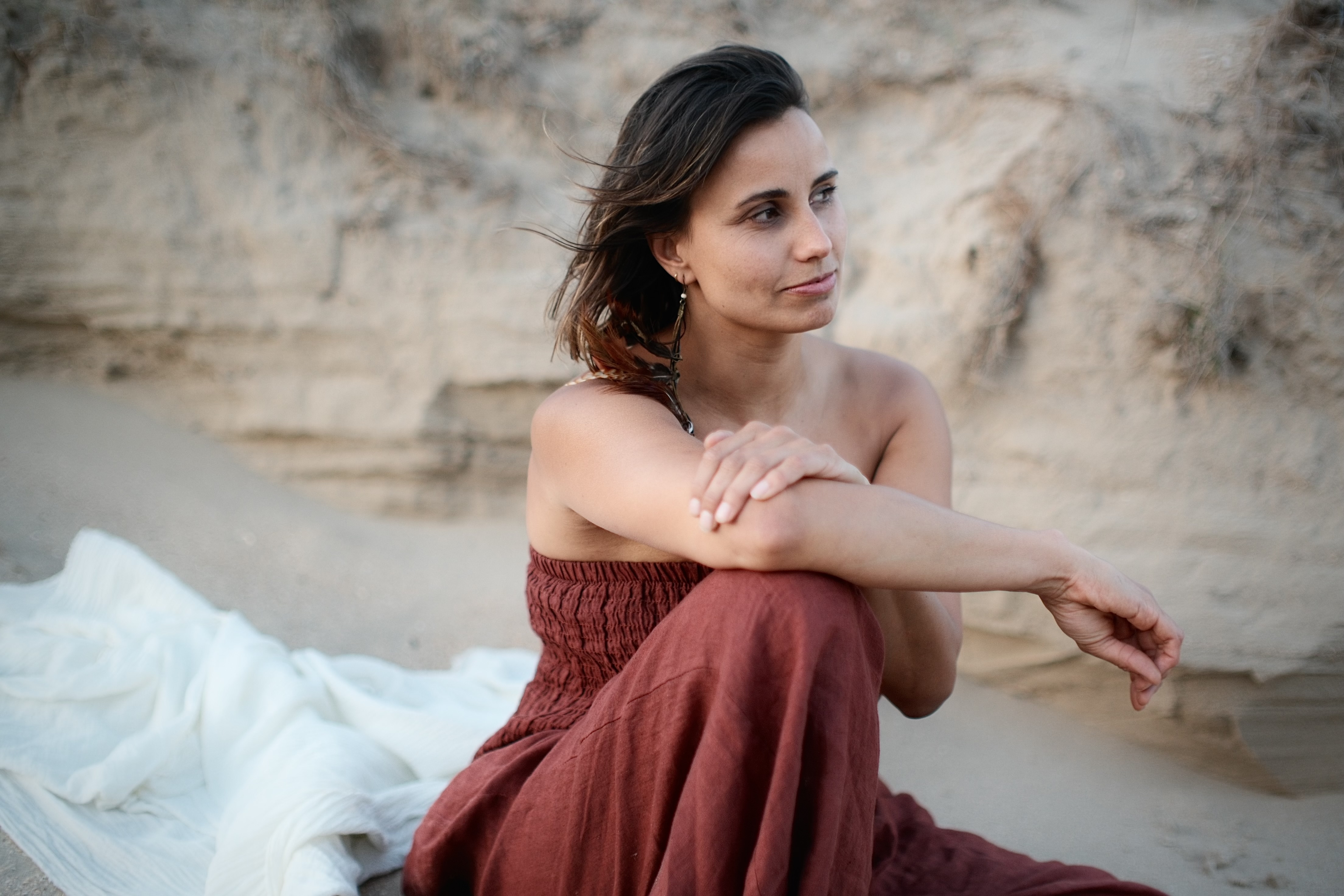 Daphne Brakenhoff zittend op het strand