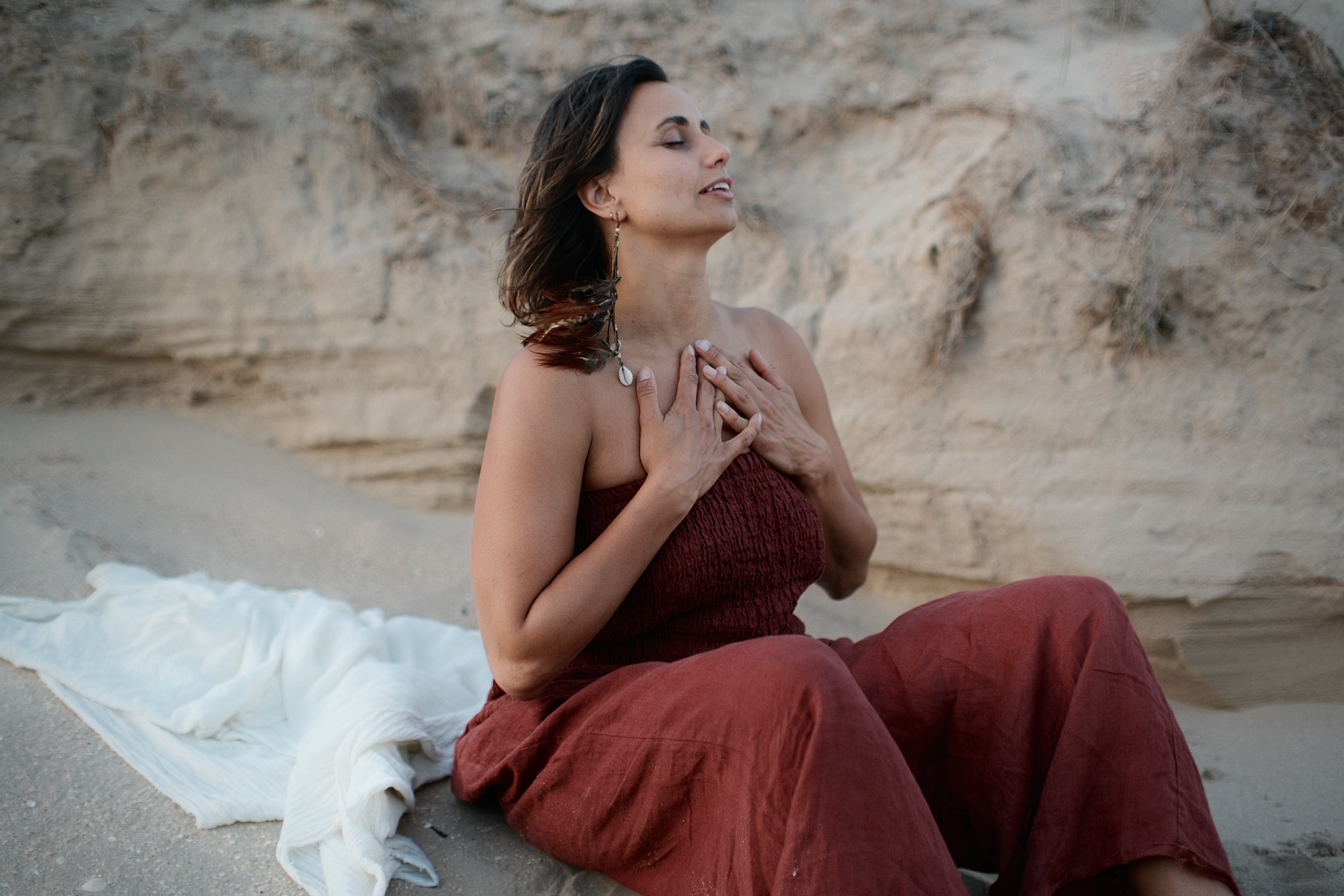 Daphne met haar handen op haar hart in een verstilde houding