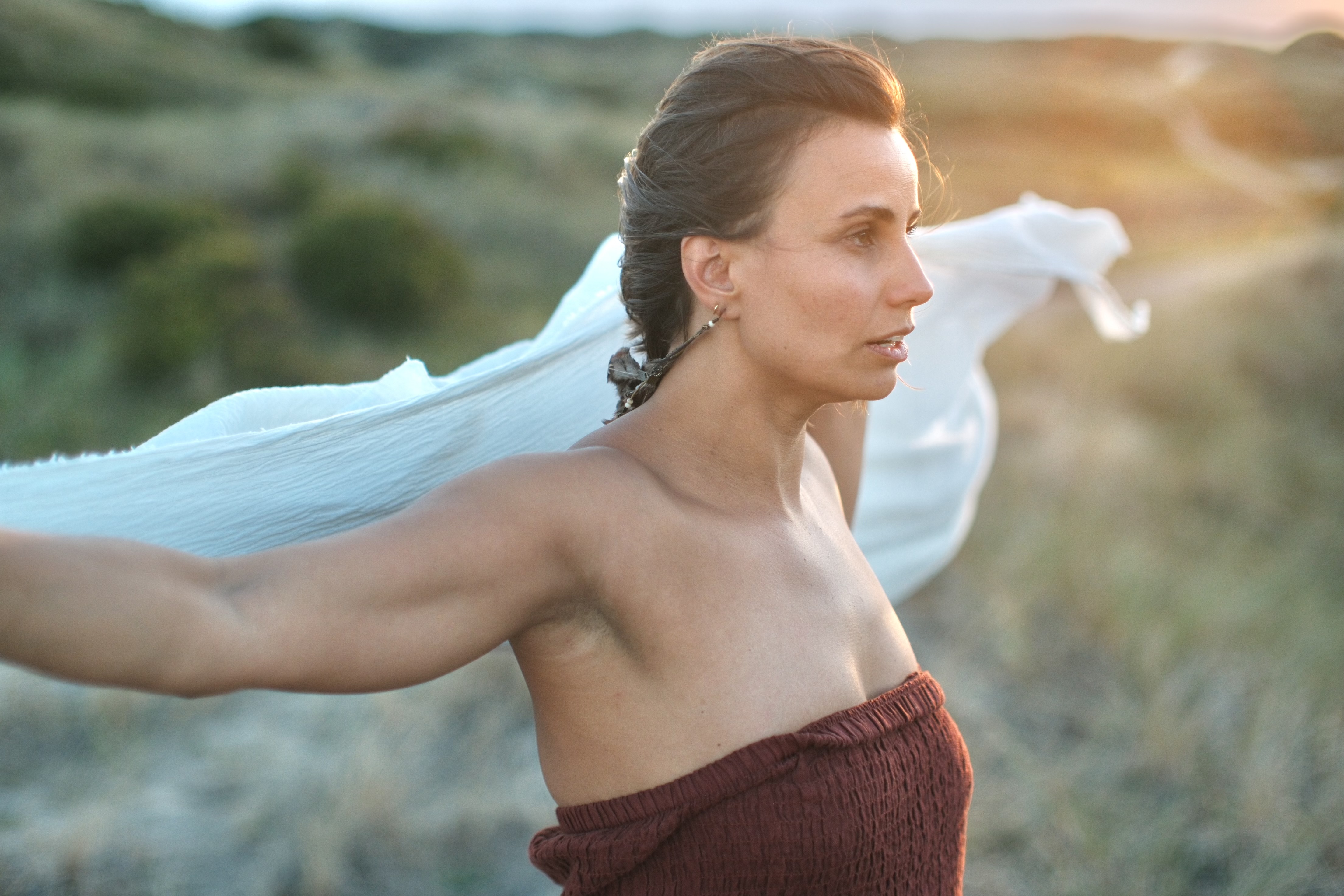 Daphne in een open landschap met een lichte doek